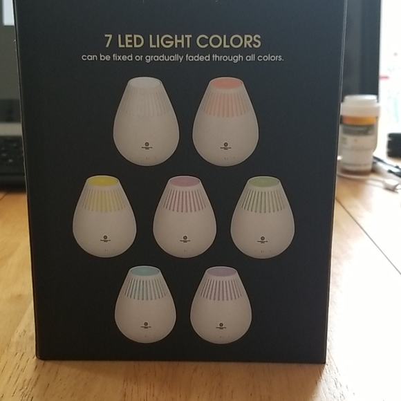 LED Diffuser with Sample Essential Oils - Picture 5 of 7